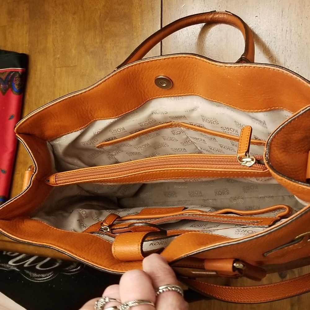 โAutumn orange Michael Kors bagโฃ - Picture 11 of 15